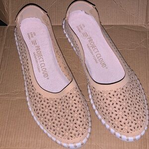 Project Cloud slip on. The “Rose” in color “Latte” Size “40”